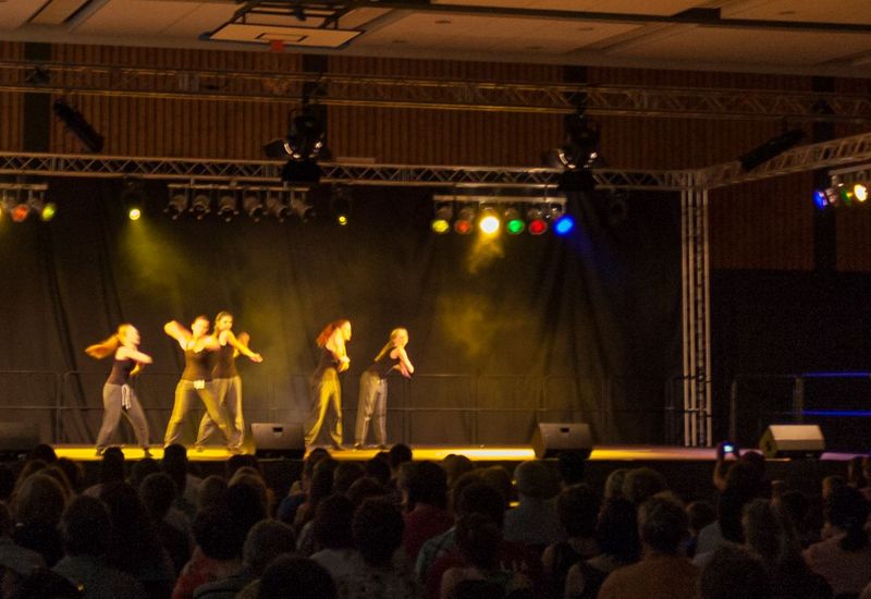 Die Mädels auf der Bühne bei der großen Tanzgala des SV Grafenwöhr.