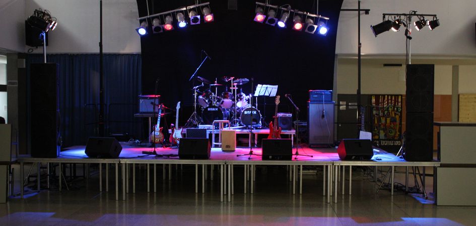 Die Bühne der Open Stage Night im Gymnasium Eschenbach.