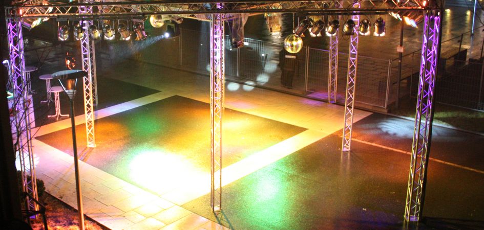 Das große Outdoor-Rig der Silvesterparty Grafenwöhr - umgesetzt von K-Tech Veranstaltungstechnik.