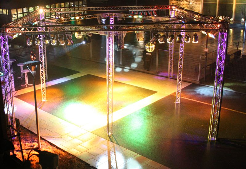 Das große Outdoor-Rig der Silvesterparty Grafenwöhr - umgesetzt von K-Tech Veranstaltungstechnik.