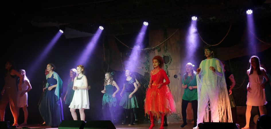 Live on stage: Ein Teil des Musicalteams Grafenwöhr auf der Bühne beim Tanzen.