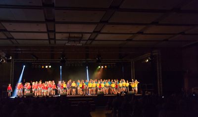 Auf der Bühne: die Mädels der Tanzgruppen des SV Grafenwöhr.